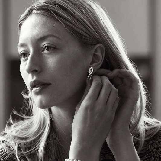 KNOT HOOP Silver – sølvbelagt ørering i sort-hvidt portræt