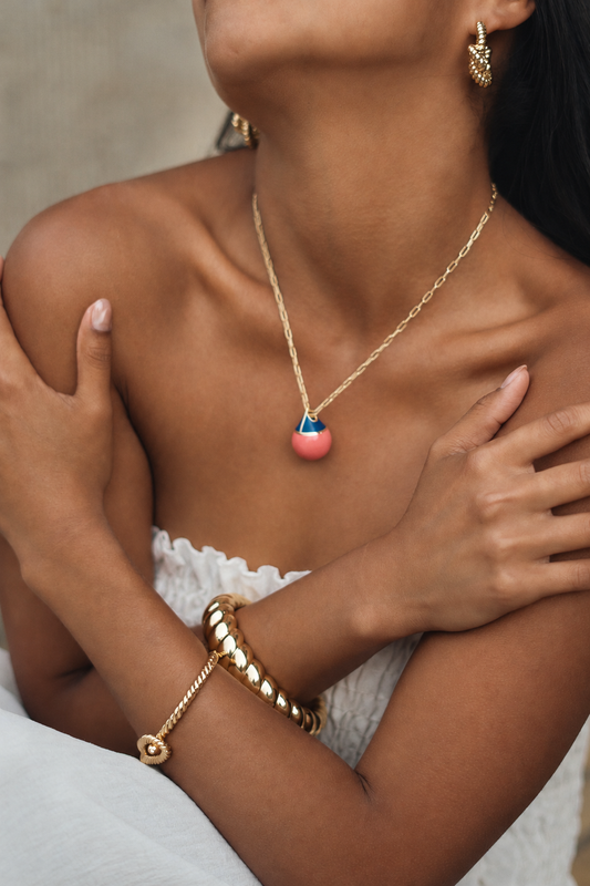 Buoy Necklace Gold med blå og rosa emalje båret på model
