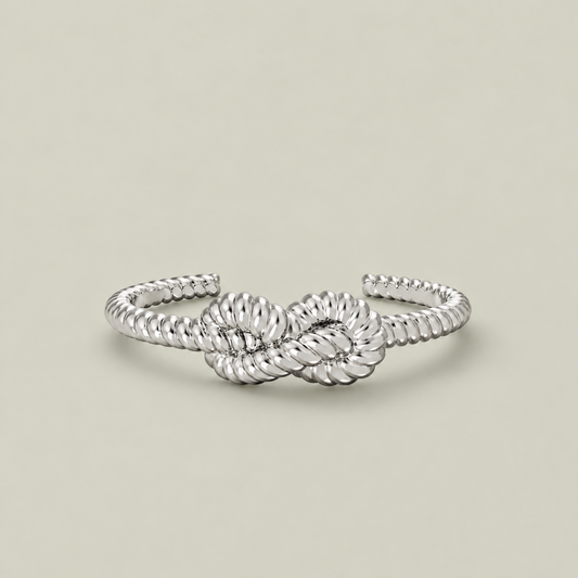 Detalje af sølvbelagt KNOT CUFF med taktil tovstruktur