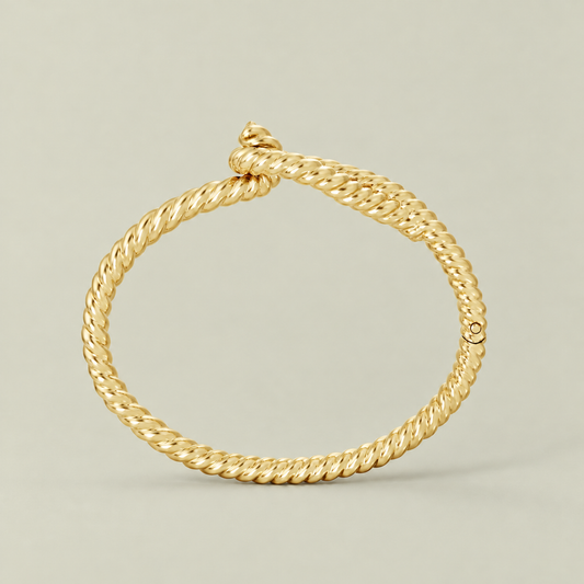 Detalje af LOOP BANGLE Gold i genanvendt messing