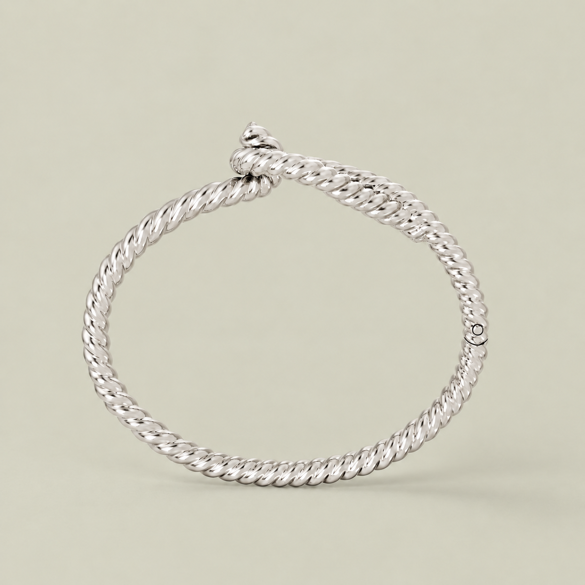 Detalje af LOOP BANGLE Silver i genanvendt messing