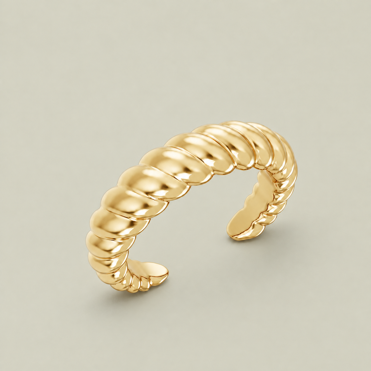 ROPE CUFF Gold – guldbelagt armbånd med skulpturel tovstruktur